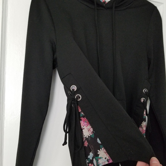NWOT-M Black Floral Hoodie - Picture 4 of 8